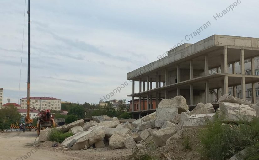 На месте недостроенного драмтеатра в Новороссийске стройка продлится еще четыре года