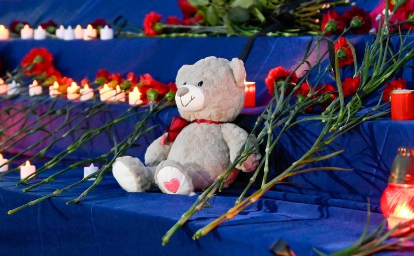 В Новороссийске появилась траурная зона, где соболезнуют родным погибших ижевских школьников