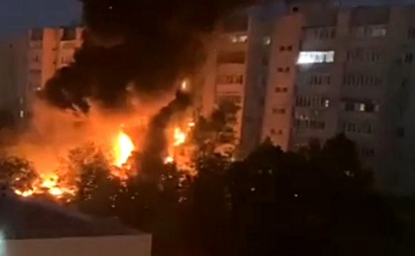 В Ейске горит многоэтажка, на которую упал самолет СУ-34