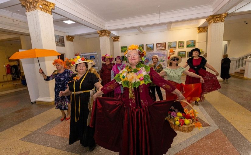 В Новороссийске на балу дамы «серебряного» возраста устроили показ осенних мод