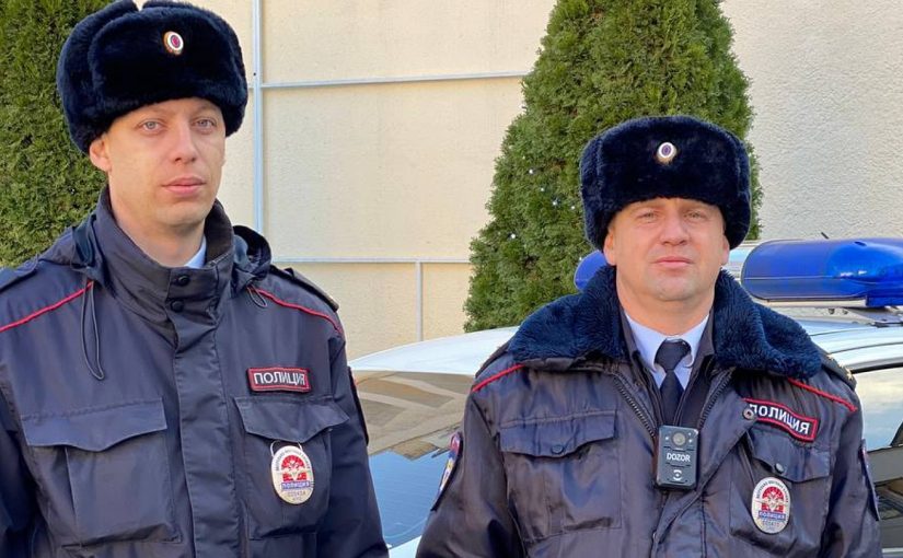 В Новороссийске полицейские первыми стали тушить горящую квартиру