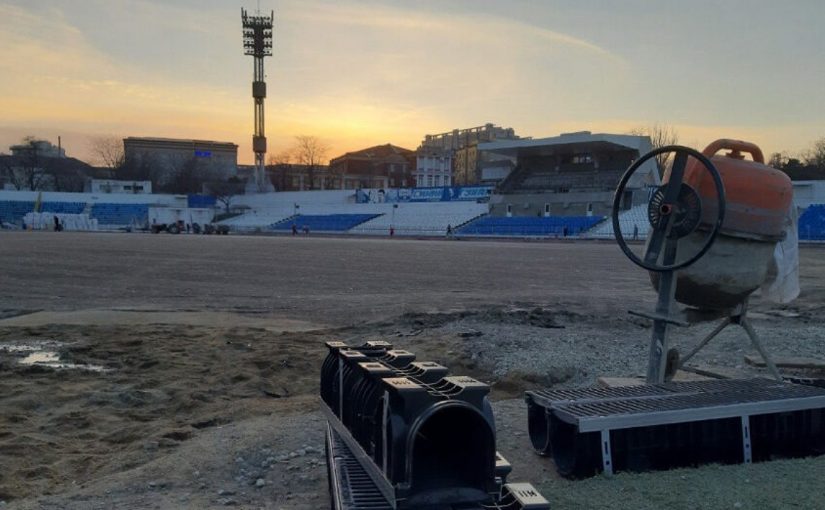Почему на Центральном стадионе Новороссийска укладывают искусственный газон, а не натуральный