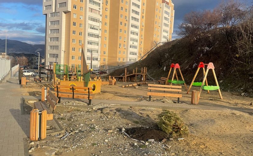 На одной улице Новороссийска обнаружили ничейную детскую площадку и 500 квадратов в цоколе