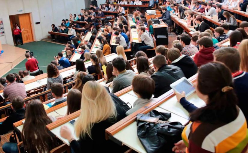 Преподаватель вуза в Новороссийске брала взятки за экзамены и зачеты