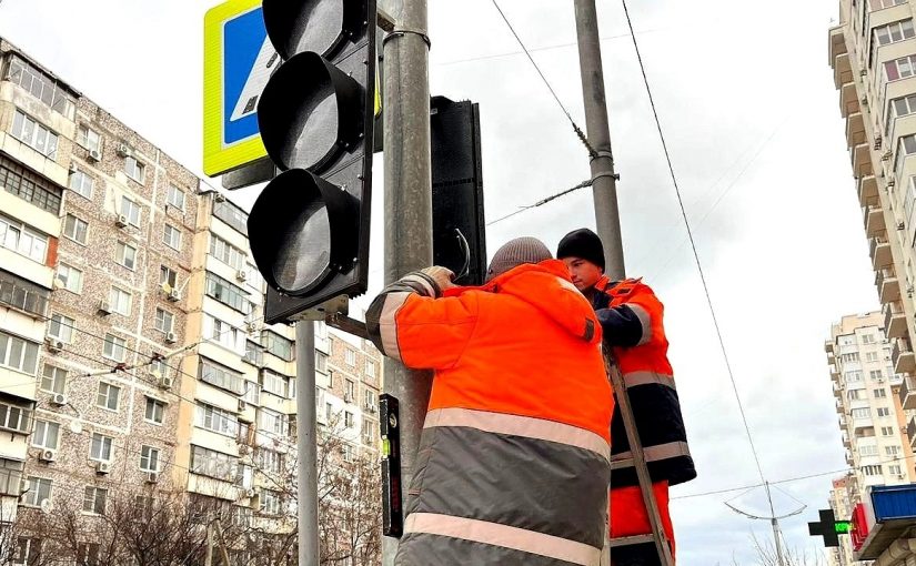 В Новороссийске продолжают восстанавливать дорожные знаки после урагана