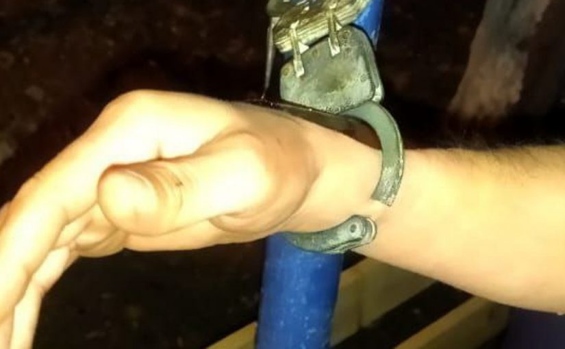 В Новороссийске пьяный мужчина приковал себя наручниками к столбу