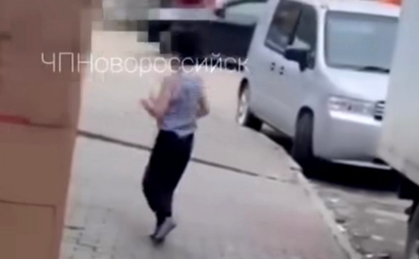 Почему не стоит бросать камни в родителей раздетого ребенка, бегавшего без обуви по улице Новороссийска
