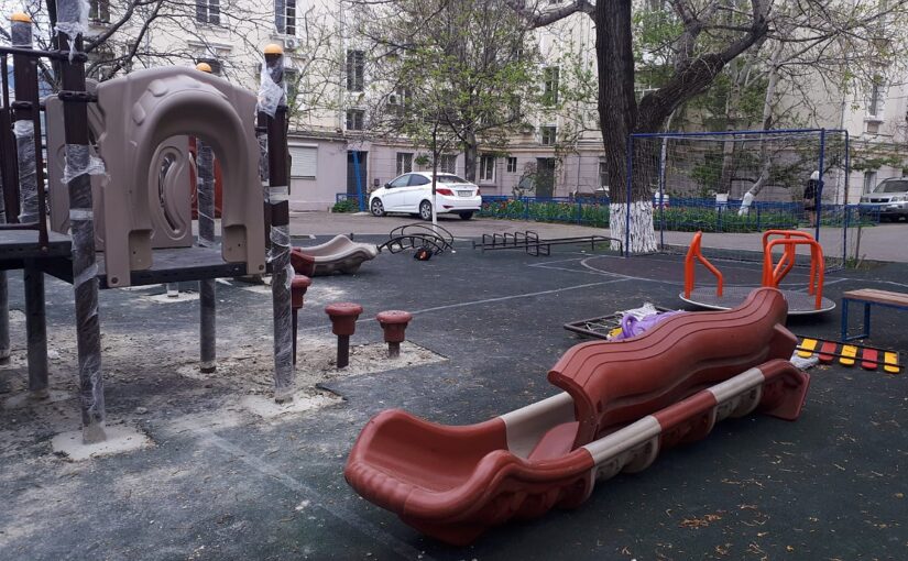 В Новороссийске осталась ненормальной детская площадка после съемок «Ненормального»
