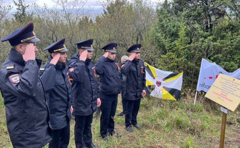  На склоне Колдуна в Новороссийске появился памятный знак на месте гибели советского летчика