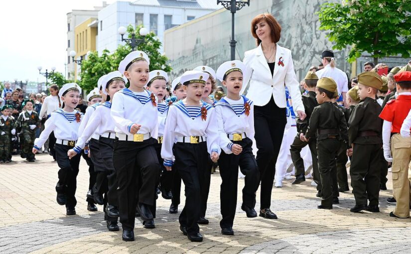 Детсадовцы Новороссийска маршировали на плацу — парад принимал адмирал
