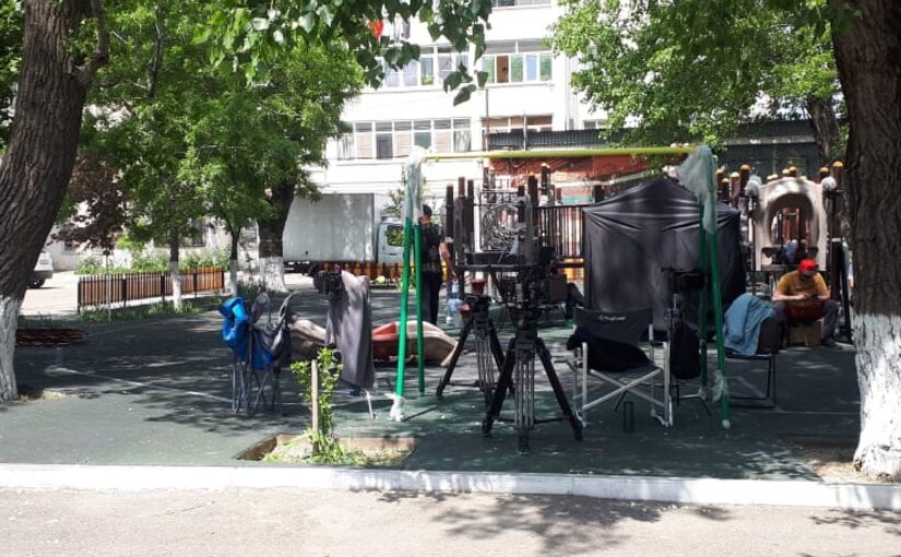 Во дворе Новороссийска киношники снова без согласия жильцов заняли детскую площадку для съемок