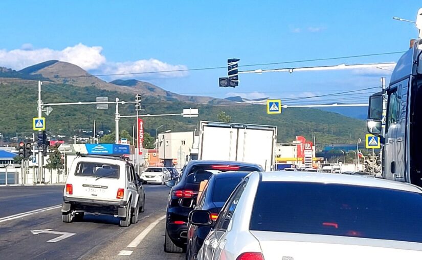 На федеральной трассе в Новороссийске установили новые светофоры и перенесут туда пешеходный переход