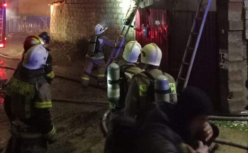 Ночью в Новороссийске горел дом: без крова остались 11 человек.