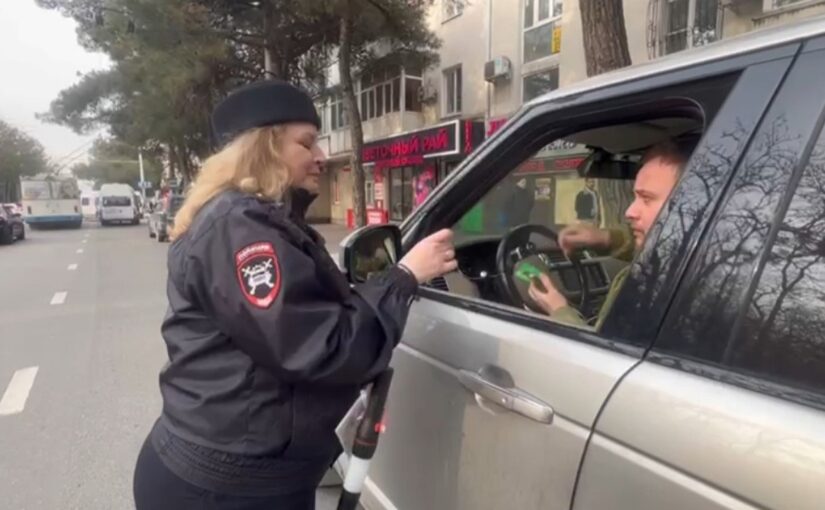Женский патруль ГИБДД в Новороссийске останавливал водителей-мужчин