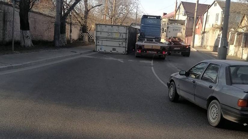 После аварии с контейнеровозом в Новороссийске усилили проверки большегрузов