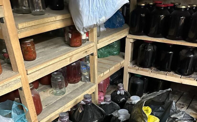 Житель Новороссийска превратил гараж в цех розлива алкоголя — изъяли тонну контрафакта