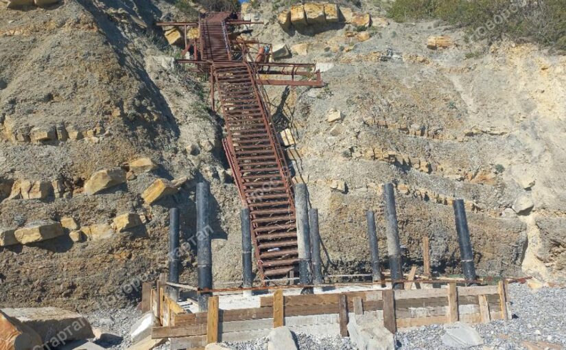 В Новороссийске начали ремонтировать лестницу, которая спускается со скалы на пляж