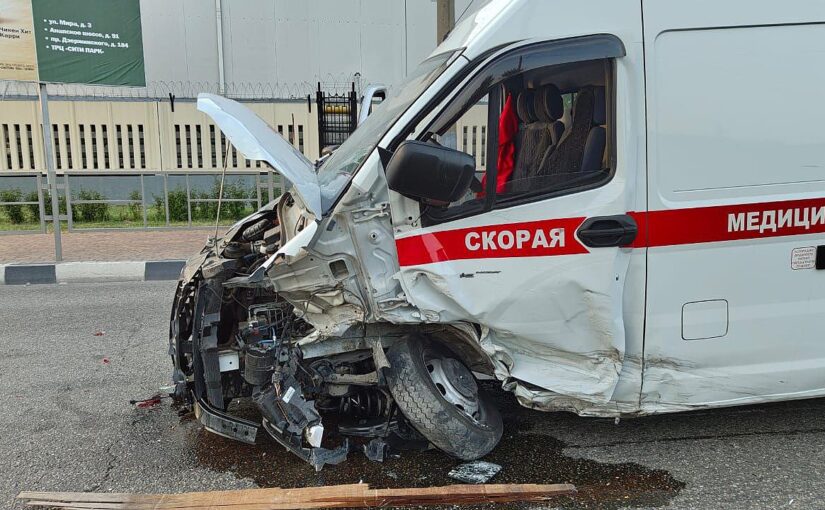 В Новороссийске в ДПТ пострадал водитель «скорой» и пациентка