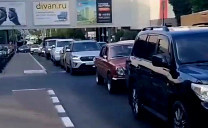 В Новороссийске фуры разбили одну из главных улиц: что делают власти