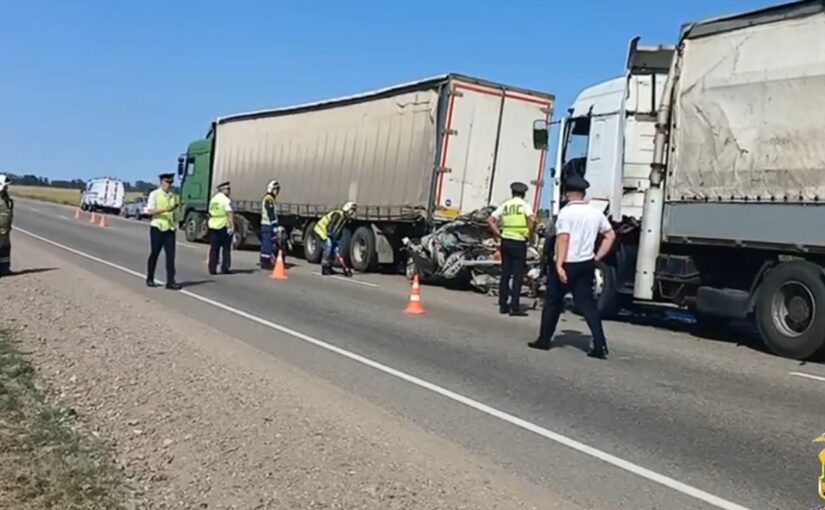 Семья из станицы Раевской погибла в ДТП между двумя грузовиками